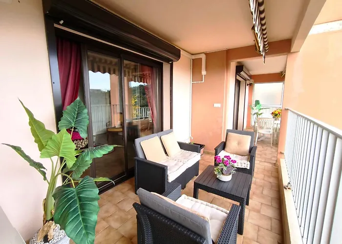 Large Bright With Balcony And Sea View Apartament *