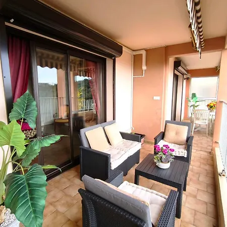 Large Bright With Balcony And Sea View Διαμέρισμα *