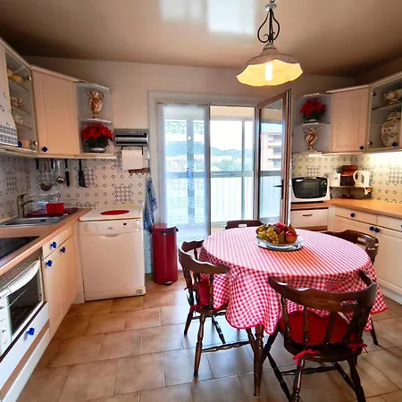 Large Bright With Balcony And Sea View *