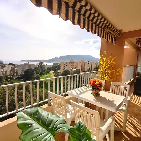 Large Bright With Balcony And Sea View Διαμέρισμα *